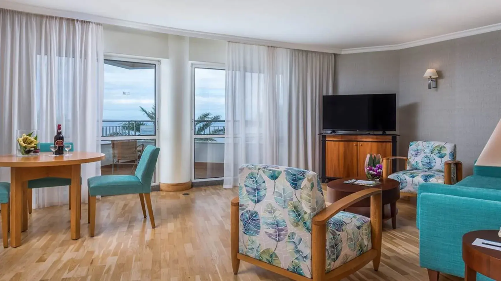Room with a double bed or 2 single beds and a balcony overlooking the sea. The bathroom has a bath and a hairdryer. Max Capacity: 4. Area: 62m²