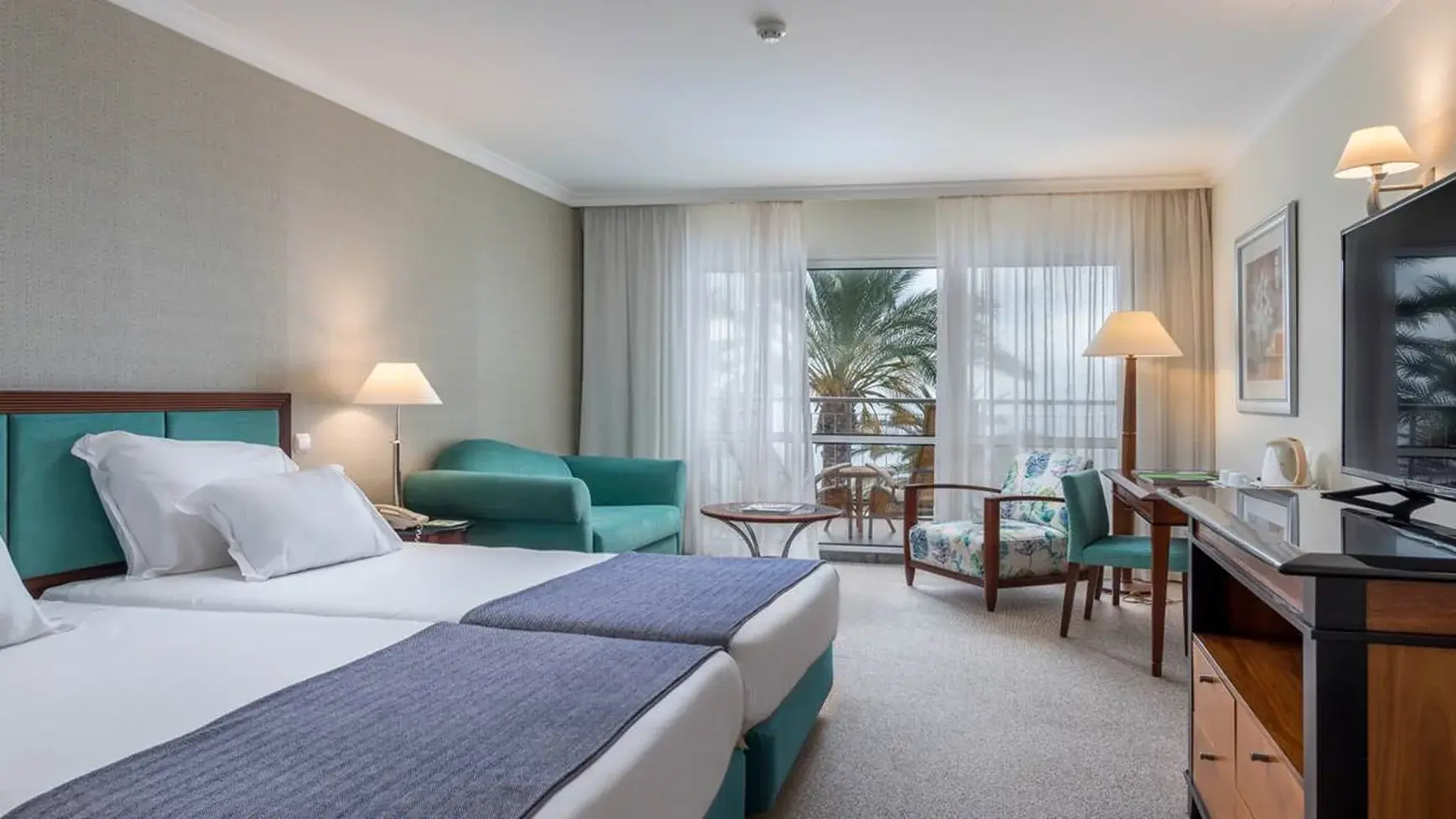 Room with 2 single beds and a balcony. The bathroom has a bath and a hairdryer. Maximum capacity: 3 adults with the option of adding an extra bed. Area: 36m²