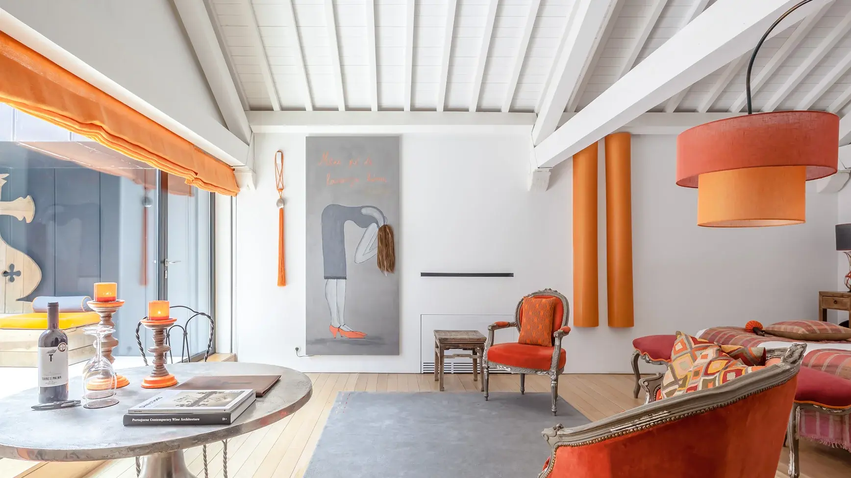 Sophisticated rooms between 25-30 sqm with their own living area as well as an outdoor area (either a small terrace or a balcony). Some of these rooms can accommodate a third person/extra bed. 1 Queen size bed or 2 single beds.