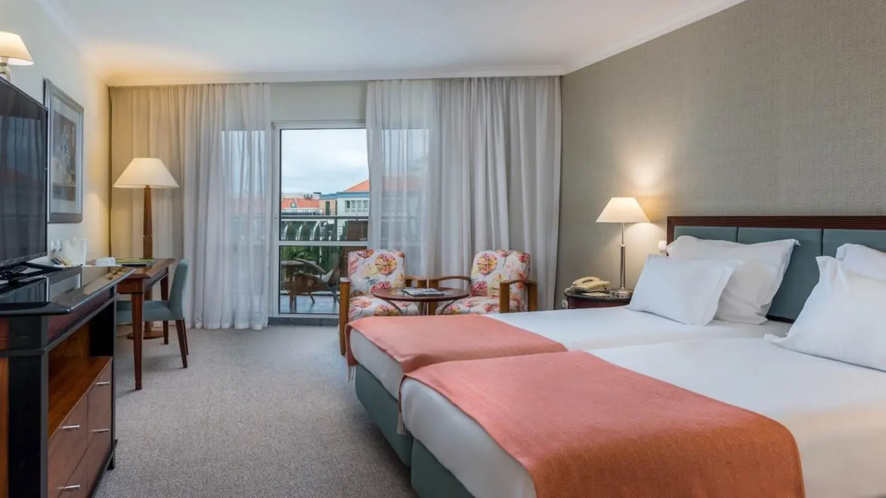 Room with a double bed or 2 single beds and a balcony offering lateral sea views. The bathroom has a bath and a hairdryer. Maximum capacity: 3 people with the option of adding an extra bed. Area: 39m²