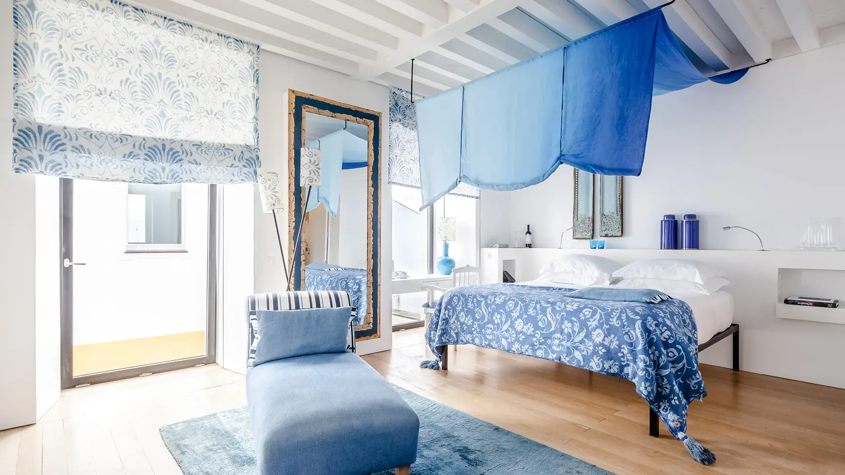 Located in the main building between 14 sqm - 20 sqm with 1 Queen/King size bed. Maximum Capacity: 2 adults